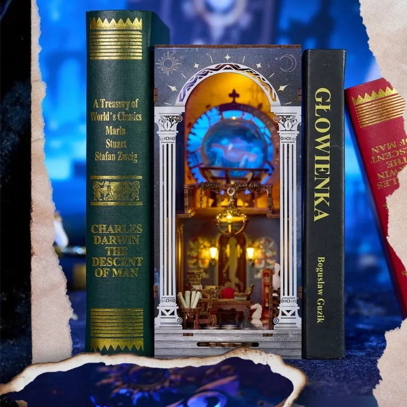 Book Nook - The Secret Scroll of the Galaxy, un kit créatif pour construire un diorama miniature. Parfait pour décorer une bibliothèque ou comme cadeau original pour un amoureux des livres. Par Nookette.