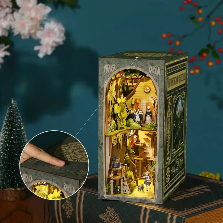 Booknook - The Wizard of Oz, un kit créatif pour construire un diorama miniature. Parfait pour décorer une bibliothèque ou comme cadeau original pour un amoureux des livres. Par Nookette.
