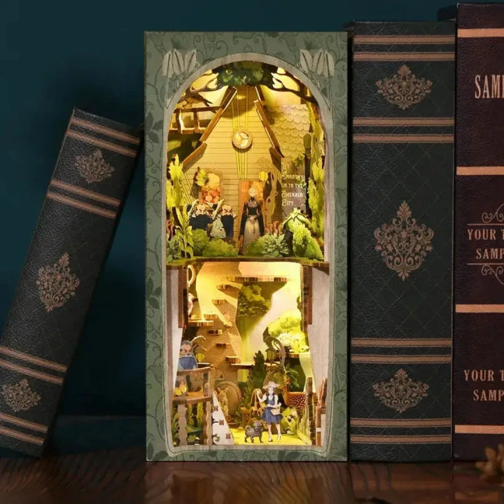 Booknook - The Wizard of Oz, un kit créatif pour construire un diorama miniature. Parfait pour décorer une bibliothèque ou comme cadeau original pour un amoureux des livres. Par Nookette.
