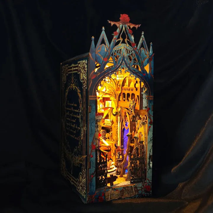 Book Nook - Twilight Castle, un kit créatif pour construire un diorama miniature. Parfait pour décorer une bibliothèque ou comme cadeau original pour un amoureux des livres. Par Nookette.
