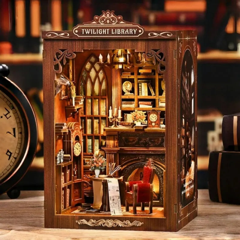 Book Nook - Twilight Library, un kit créatif pour construire un diorama miniature. Parfait pour décorer une bibliothèque ou comme cadeau original pour un amoureux des livres. Par Nookette.