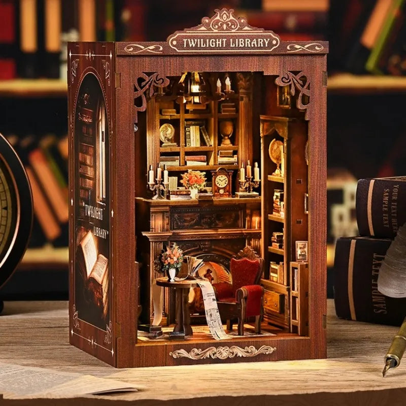Book Nook - Twilight Library, un kit créatif pour construire un diorama miniature. Parfait pour décorer une bibliothèque ou comme cadeau original pour un amoureux des livres. Par Nookette.
