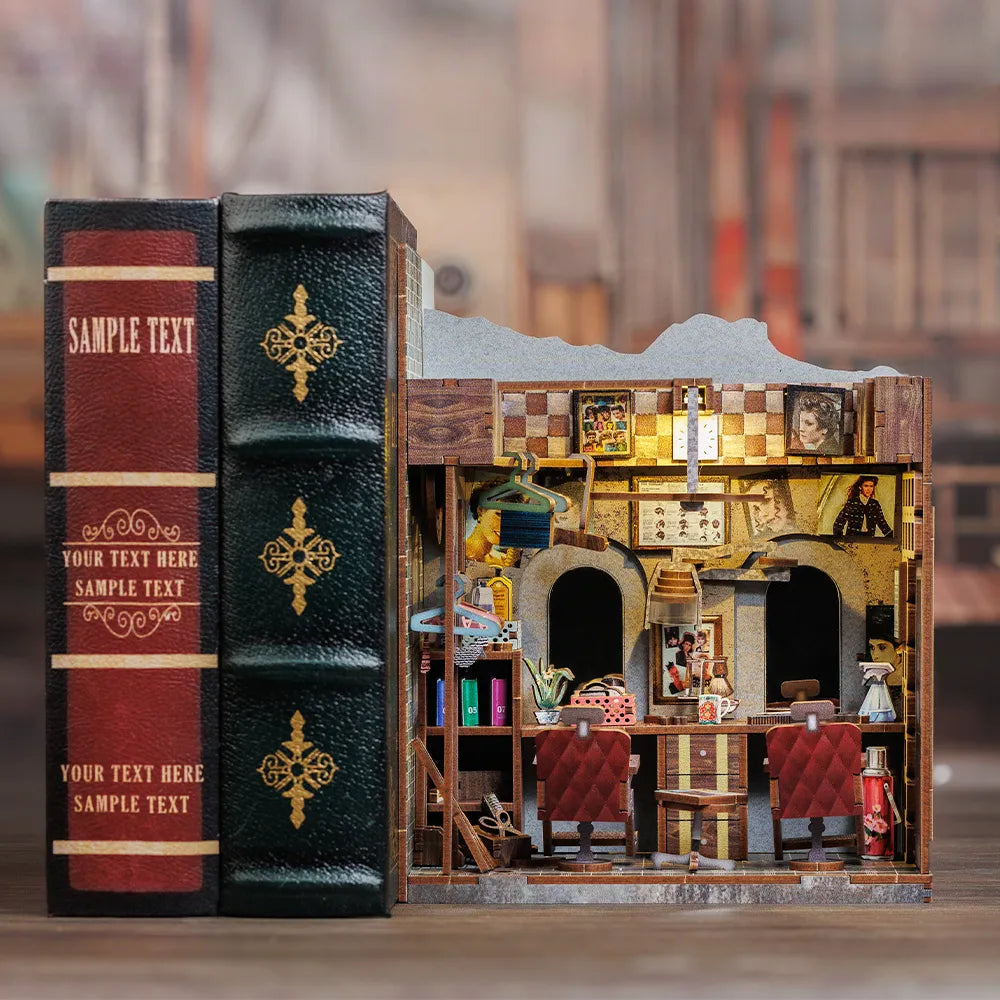 Book Nook - Twilight of the Warriors: Walled In, un kit créatif pour construire un diorama miniature. Parfait pour décorer une bibliothèque ou comme cadeau original pour un amoureux des livres. Par Nookette.