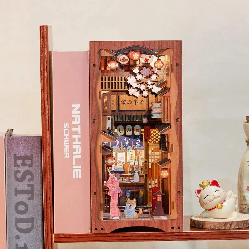 Book Nook - Under The Sakura Tree, un kit créatif pour construire un diorama miniature. Parfait pour décorer une bibliothèque ou comme cadeau original pour un amoureux des livres. Par Nookette.
