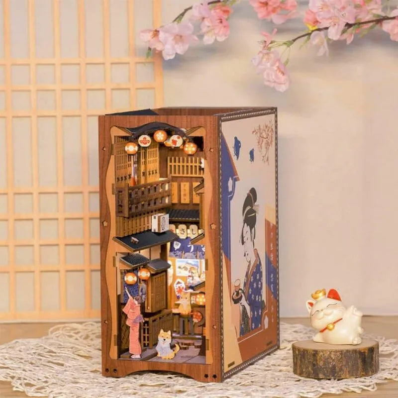 Book Nook - Under The Sakura Tree, un kit créatif pour construire un diorama miniature. Parfait pour décorer une bibliothèque ou comme cadeau original pour un amoureux des livres. Par Nookette.