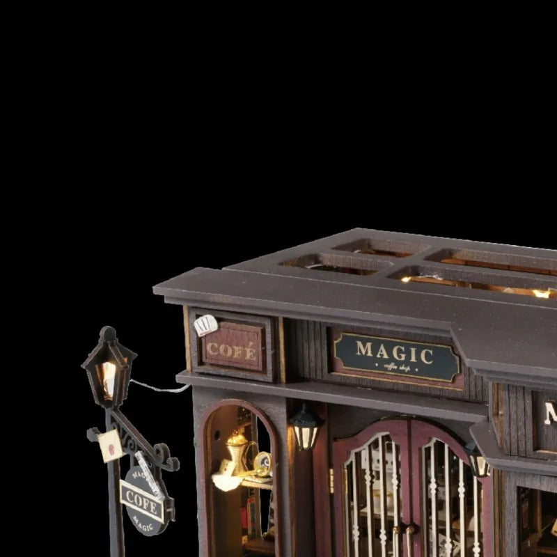 Maison Miniature - Vintage Coffee Shop, un kit créatif pour construire un diorama miniature. Parfait pour décorer une bibliothèque ou comme cadeau original pour un amoureux des livres. Par Nookette.