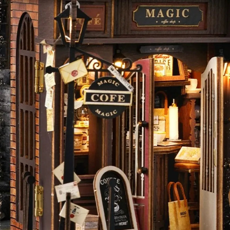 Maison Miniature - Vintage Coffee Shop, un kit créatif pour construire un diorama miniature. Parfait pour décorer une bibliothèque ou comme cadeau original pour un amoureux des livres. Par Nookette.