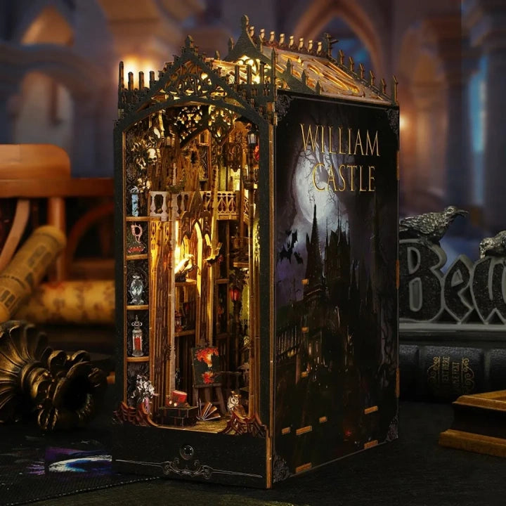 Book Nook - William Castle, un kit créatif pour construire un diorama miniature. Parfait pour décorer une bibliothèque ou comme cadeau original pour un amoureux des livres. Par Nookette.