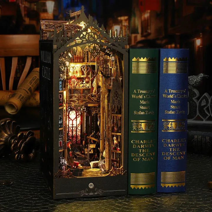Book Nook - William Castle, un kit créatif pour construire un diorama miniature. Parfait pour décorer une bibliothèque ou comme cadeau original pour un amoureux des livres. Par Nookette.