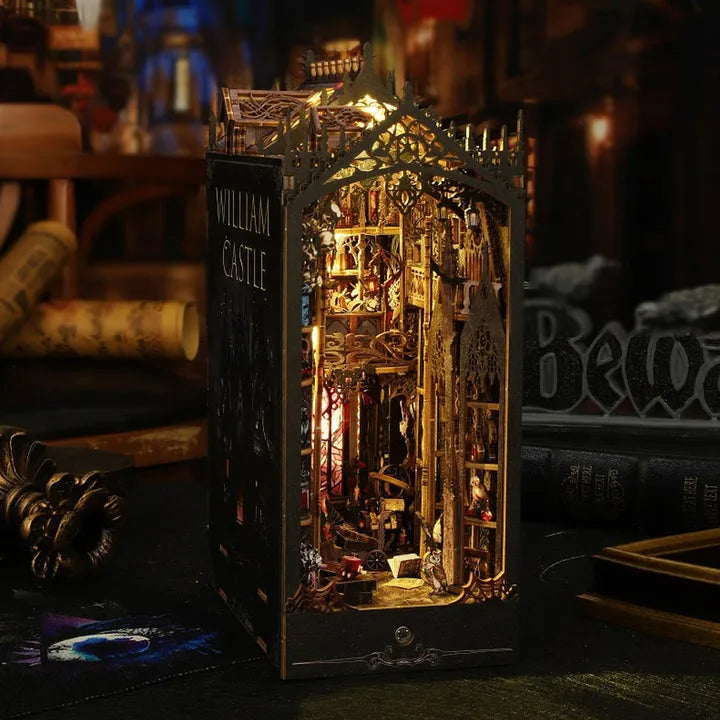 Book Nook - William Castle, un kit créatif pour construire un diorama miniature. Parfait pour décorer une bibliothèque ou comme cadeau original pour un amoureux des livres. Par Nookette.