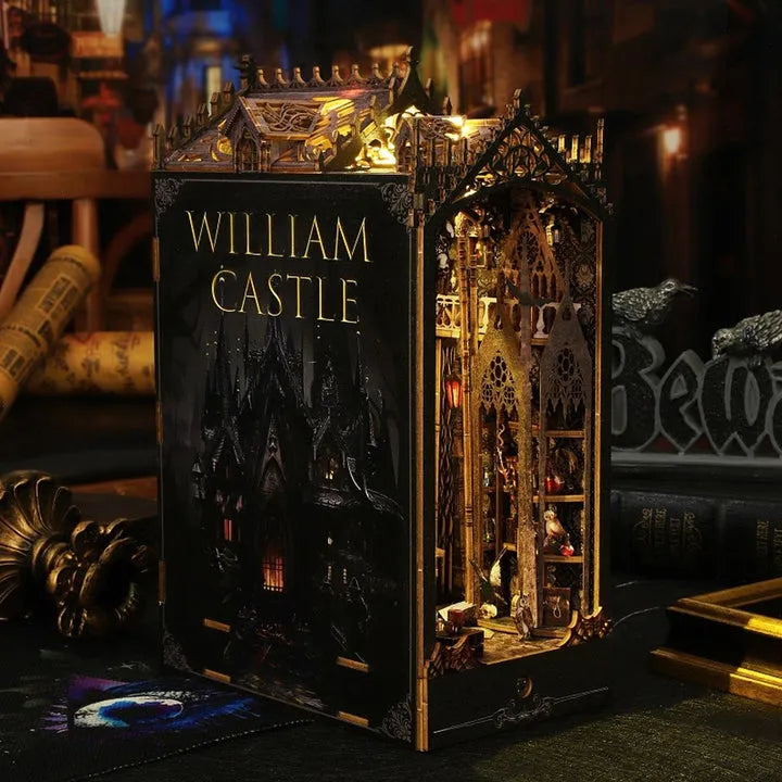 Book Nook - William Castle, un kit créatif pour construire un diorama miniature. Parfait pour décorer une bibliothèque ou comme cadeau original pour un amoureux des livres. Par Nookette.