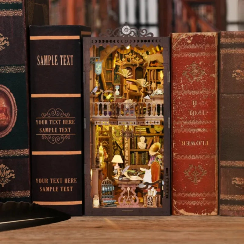 Book Nook - Wonder Library, un kit créatif pour construire un diorama miniature. Parfait pour décorer une bibliothèque ou comme cadeau original pour un amoureux des livres. Par Nookette.