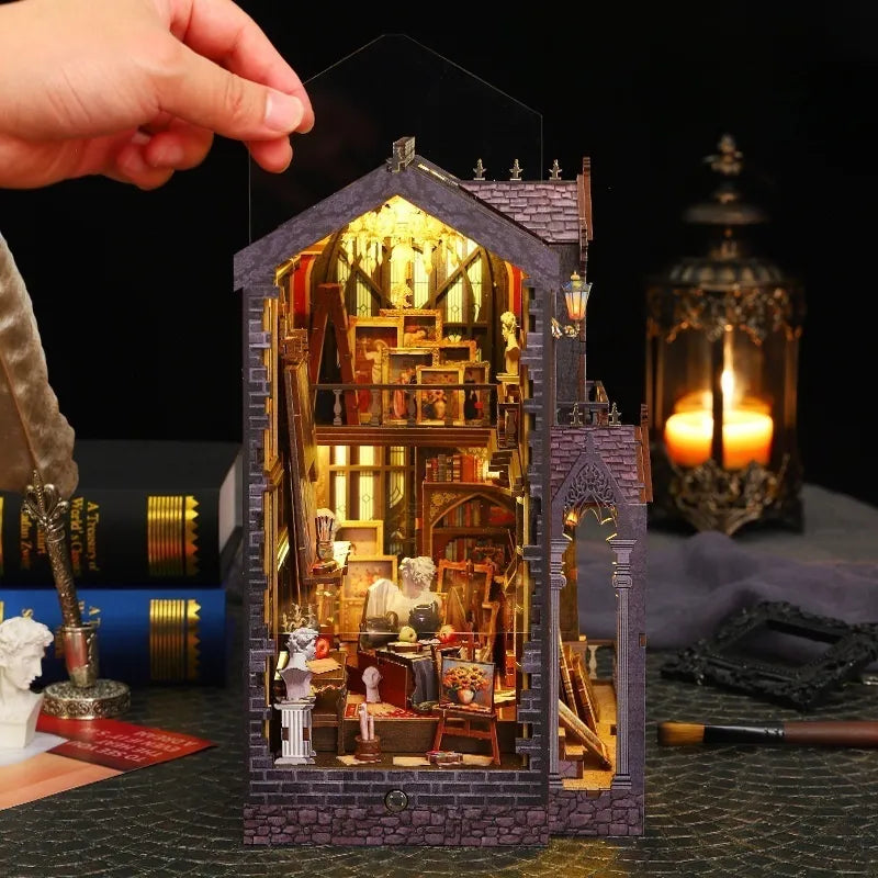 Book Nook - Wonder Studio, un kit créatif pour construire un diorama miniature. Parfait pour décorer une bibliothèque ou comme cadeau original pour un amoureux des livres. Par Nookette.