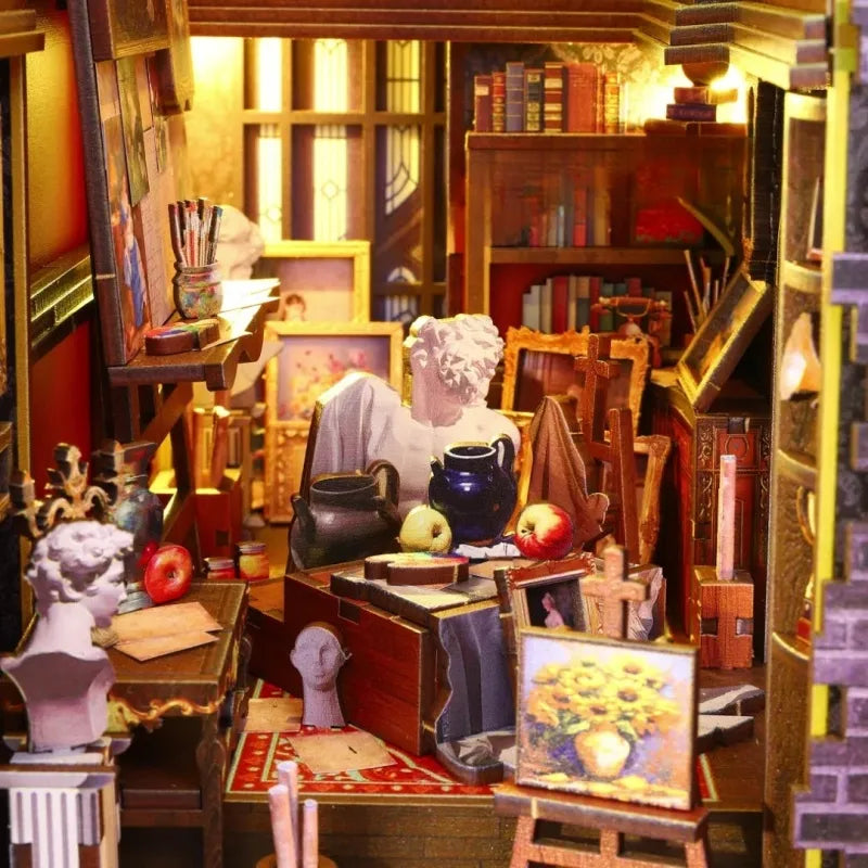 Book Nook - Wonder Studio, un kit créatif pour construire un diorama miniature. Parfait pour décorer une bibliothèque ou comme cadeau original pour un amoureux des livres. Par Nookette.