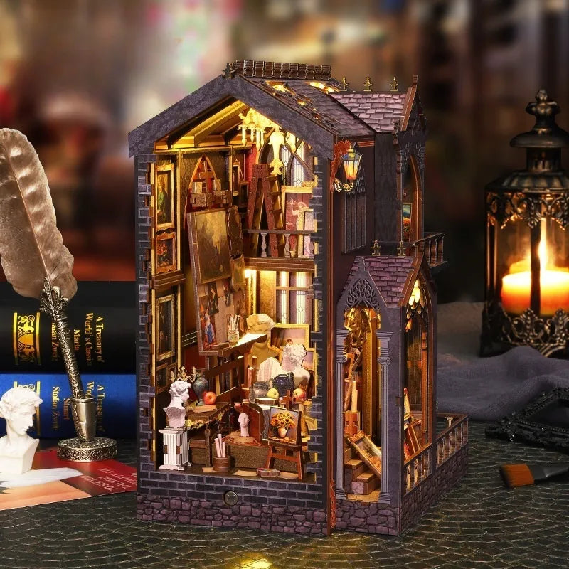 Book Nook - Wonder Studio, un kit créatif pour construire un diorama miniature. Parfait pour décorer une bibliothèque ou comme cadeau original pour un amoureux des livres. Par Nookette.