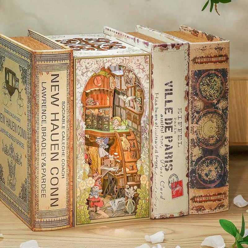 Book Nooks - Elves Paradise, un kit créatif pour construire un diorama miniature. Parfait pour décorer une bibliothèque ou comme cadeau original pour un amoureux des livres. Par Nookette.