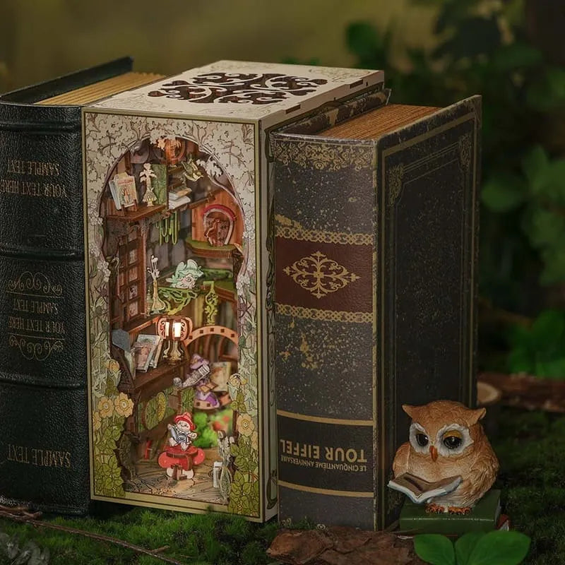 Book Nooks - Elves Paradise, un kit créatif pour construire un diorama miniature. Parfait pour décorer une bibliothèque ou comme cadeau original pour un amoureux des livres. Par Nookette.