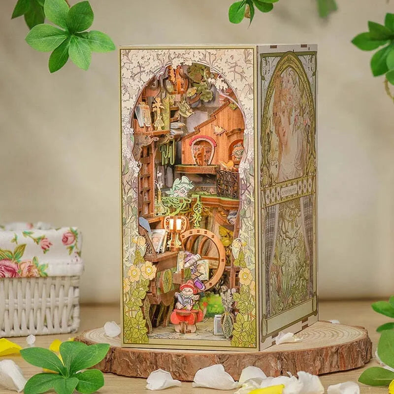 Book Nooks - Elves Paradise, un kit créatif pour construire un diorama miniature. Parfait pour décorer une bibliothèque ou comme cadeau original pour un amoureux des livres. Par Nookette.