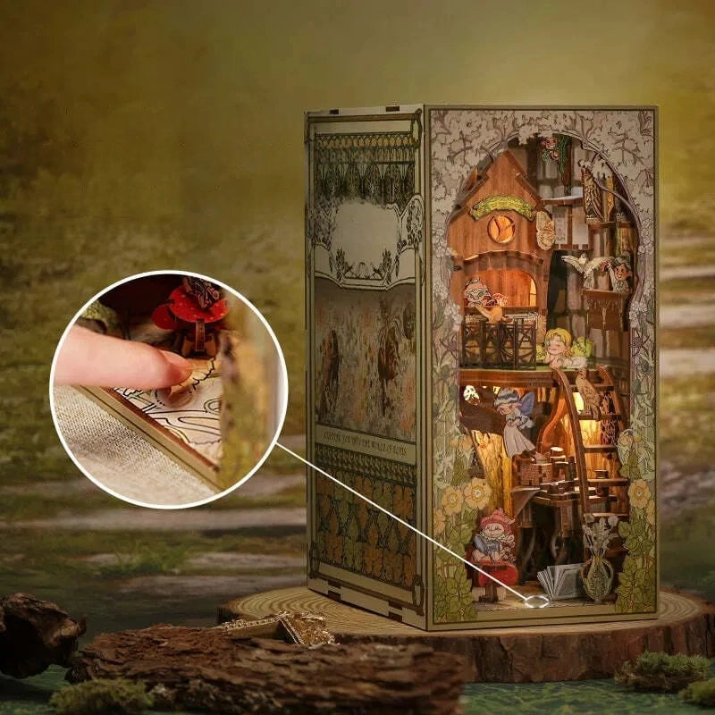 Book Nooks - Elves Paradise, un kit créatif pour construire un diorama miniature. Parfait pour décorer une bibliothèque ou comme cadeau original pour un amoureux des livres. Par Nookette.