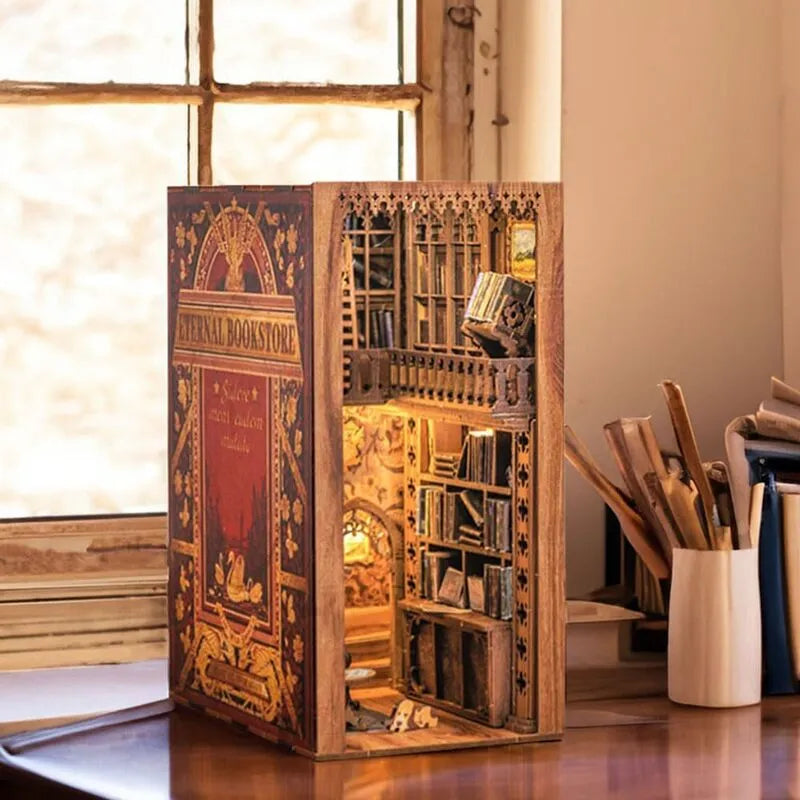 Book Nook - Eternal Bookstore, un kit créatif pour construire un diorama miniature. Parfait pour décorer une bibliothèque ou comme cadeau original pour un amoureux des livres. Par Nookette.
