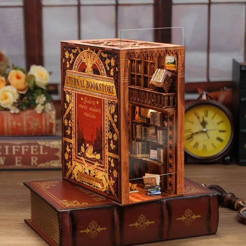 Book Nook - Eternal Bookstore, un kit créatif pour construire un diorama miniature. Parfait pour décorer une bibliothèque ou comme cadeau original pour un amoureux des livres. Par Nookette.