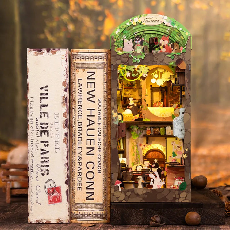 Book Nooks | Mole's Apartment, un kit créatif pour construire un diorama miniature. Parfait pour décorer une bibliothèque ou comme cadeau original pour un amoureux des livres. Par Nookette.