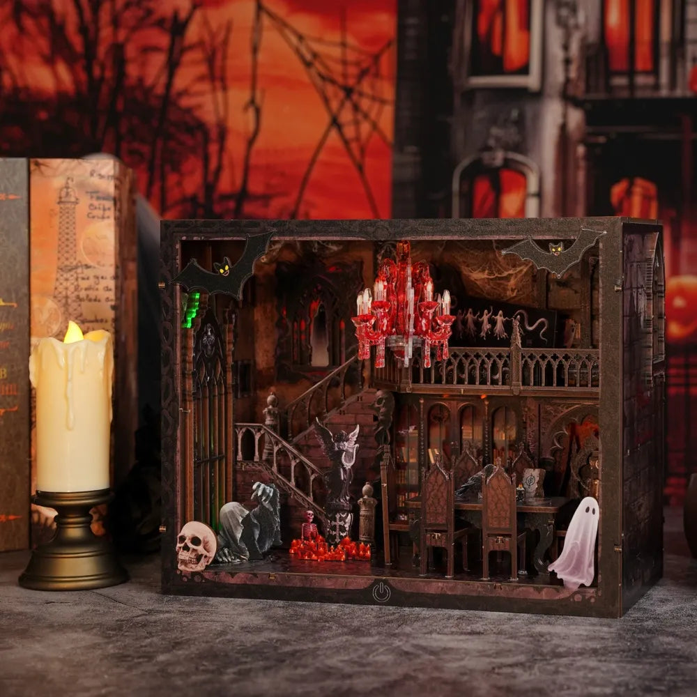 Booknook - Dark Family Pro, un kit créatif pour construire un diorama miniature. Parfait pour décorer une bibliothèque ou comme cadeau original pour un amoureux des livres. Par Nookette.