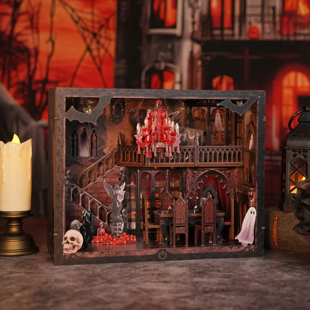 Booknook - Dark Family Pro, un kit créatif pour construire un diorama miniature. Parfait pour décorer une bibliothèque ou comme cadeau original pour un amoureux des livres. Par Nookette.