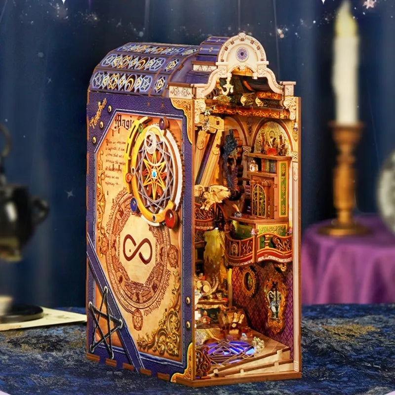 Book Nook - Magical Library, un kit créatif pour construire un diorama miniature. Parfait pour décorer une bibliothèque ou comme cadeau original pour un amoureux des livres. Par Nookette.