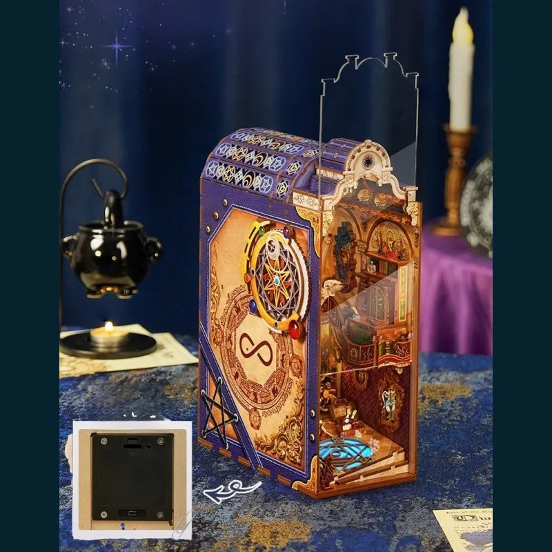 Book Nook - Magical Library, un kit créatif pour construire un diorama miniature. Parfait pour décorer une bibliothèque ou comme cadeau original pour un amoureux des livres. Par Nookette.