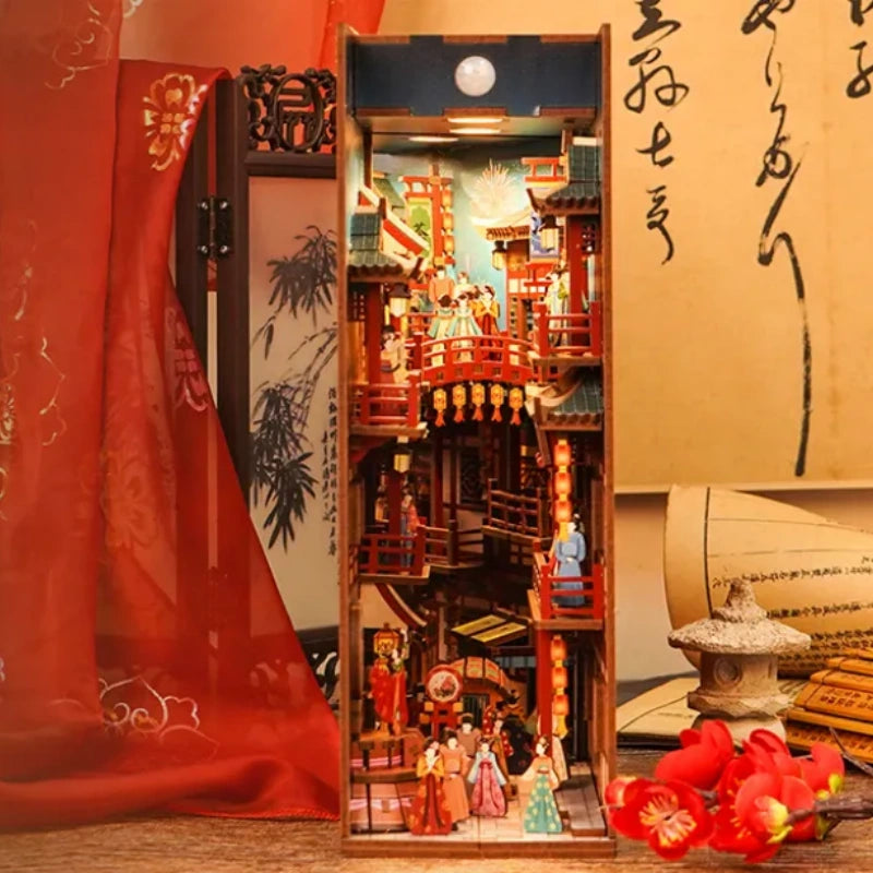 Booknook - Tang Palace Night Banquet, un kit créatif pour construire un diorama miniature. Parfait pour décorer une bibliothèque ou comme cadeau original pour un amoureux des livres. Par Nookette.