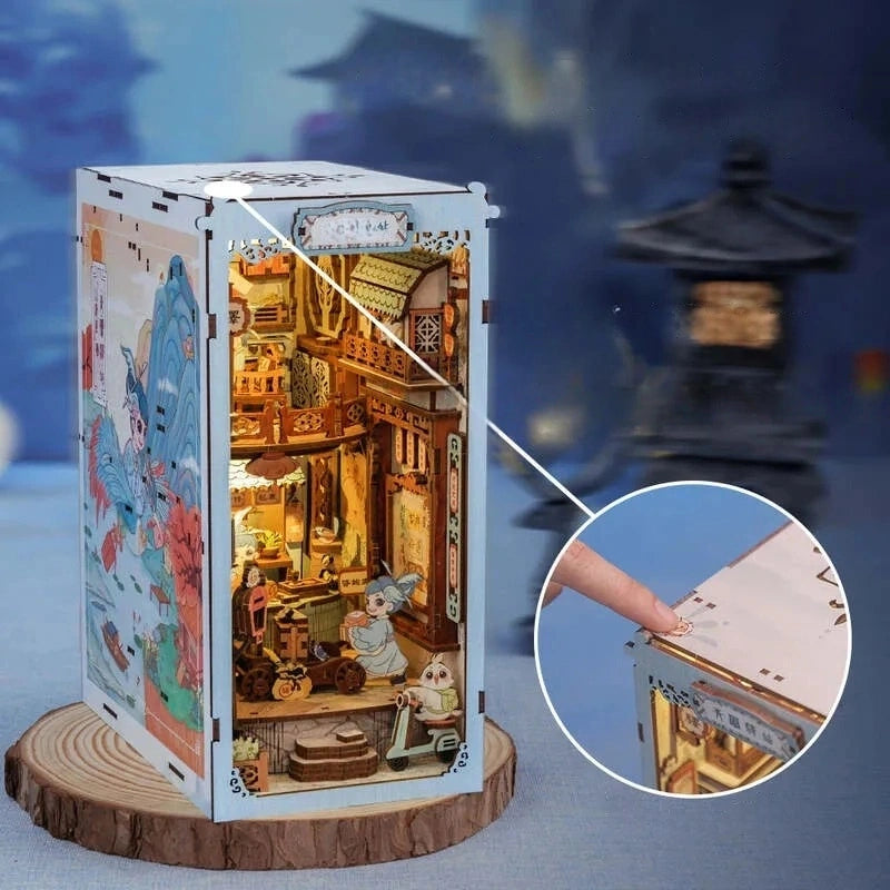 Booknooks | Azure Phoenix Lodge, un kit créatif pour construire un diorama miniature. Parfait pour décorer une bibliothèque ou comme cadeau original pour un amoureux des livres. Par Nookette.