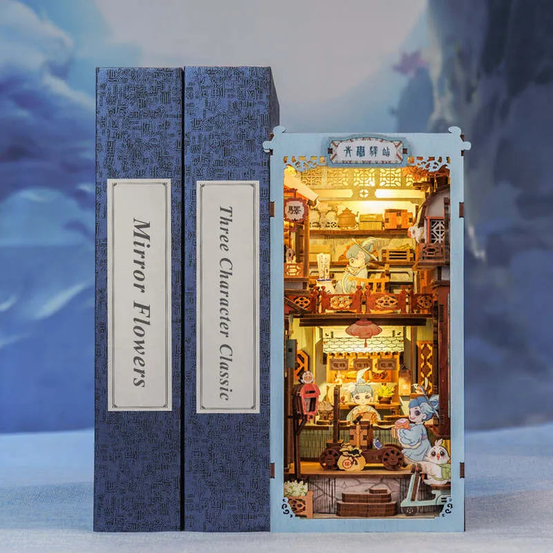Booknooks | Azure Phoenix Lodge, un kit créatif pour construire un diorama miniature. Parfait pour décorer une bibliothèque ou comme cadeau original pour un amoureux des livres. Par Nookette.