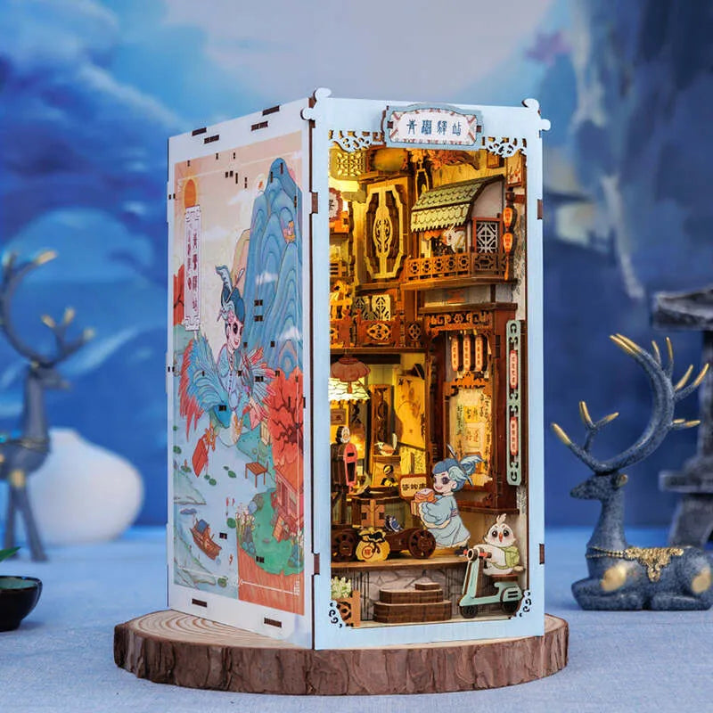 Booknooks | Azure Phoenix Lodge, un kit créatif pour construire un diorama miniature. Parfait pour décorer une bibliothèque ou comme cadeau original pour un amoureux des livres. Par Nookette.