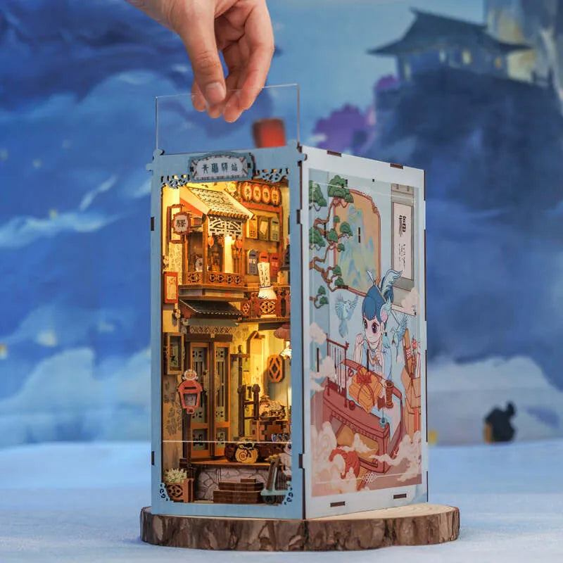 Booknooks | Azure Phoenix Lodge, un kit créatif pour construire un diorama miniature. Parfait pour décorer une bibliothèque ou comme cadeau original pour un amoureux des livres. Par Nookette.