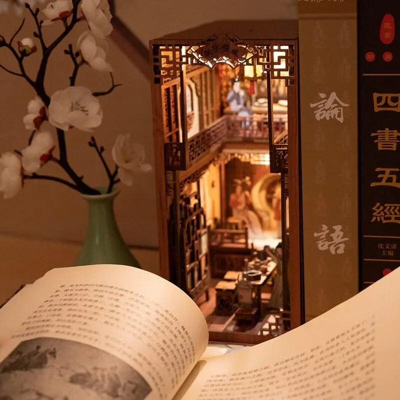Booknooks | Elegant Song Dynasty, un kit créatif pour construire un diorama miniature. Parfait pour décorer une bibliothèque ou comme cadeau original pour un amoureux des livres. Par Nookette.