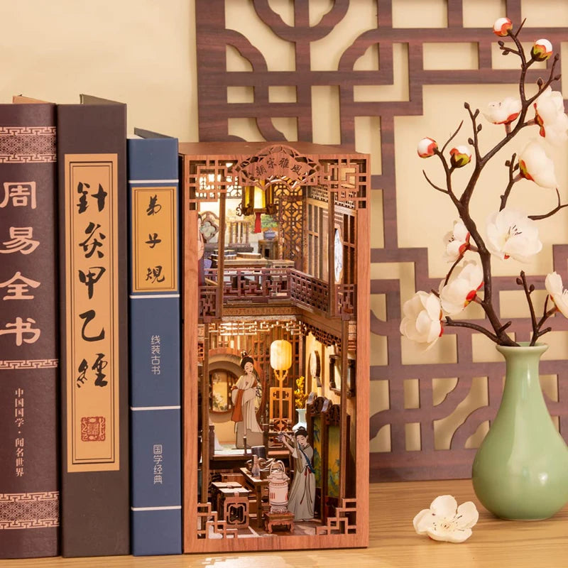 Booknooks | Elegant Song Dynasty, un kit créatif pour construire un diorama miniature. Parfait pour décorer une bibliothèque ou comme cadeau original pour un amoureux des livres. Par Nookette.