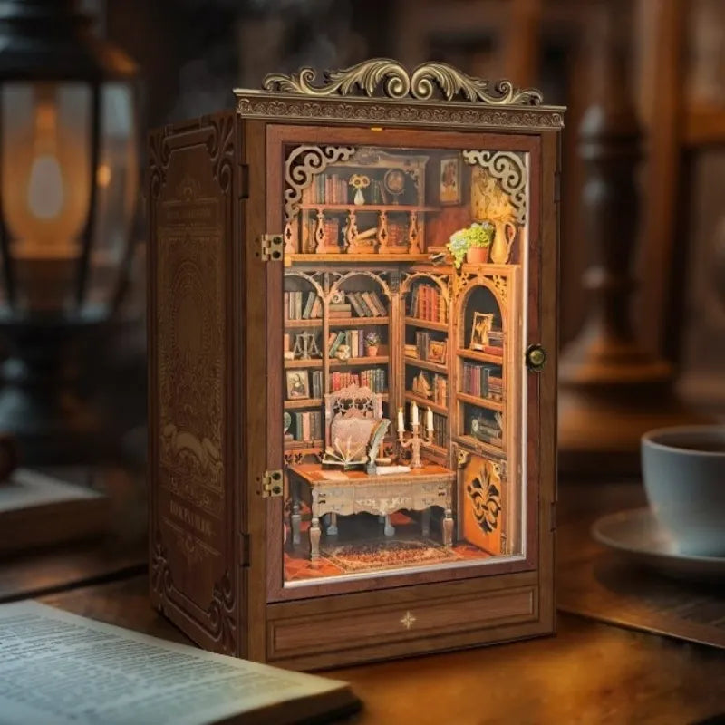 Maison Miniature - Time Book House, un kit créatif pour construire un diorama miniature. Parfait pour décorer une bibliothèque ou comme cadeau original pour un amoureux des livres. Par Nookette.
