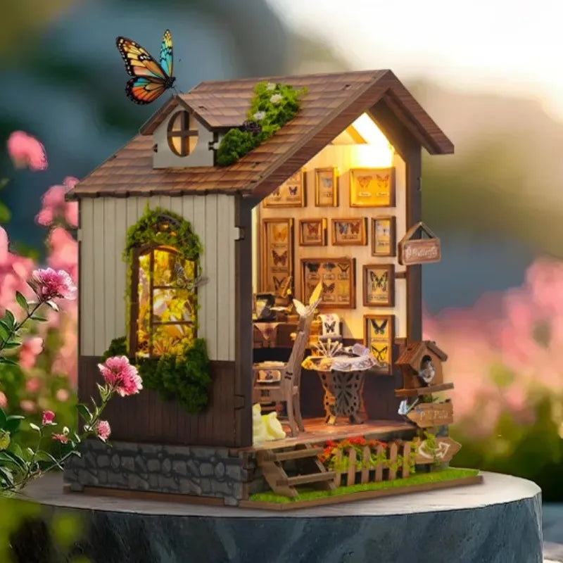 Maison Miniature - Butterfly House, un kit créatif pour construire un diorama miniature. Parfait pour décorer une bibliothèque ou comme cadeau original pour un amoureux des livres. Par Nookette.