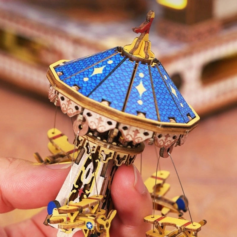 Maison Miniature - Annecy Castle, un kit créatif pour construire un diorama miniature. Parfait pour décorer une bibliothèque ou comme cadeau original pour un amoureux des livres. Par Nookette.