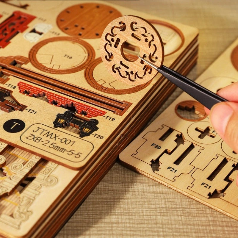 Maison Miniature - Annecy Castle, un kit créatif pour construire un diorama miniature. Parfait pour décorer une bibliothèque ou comme cadeau original pour un amoureux des livres. Par Nookette.