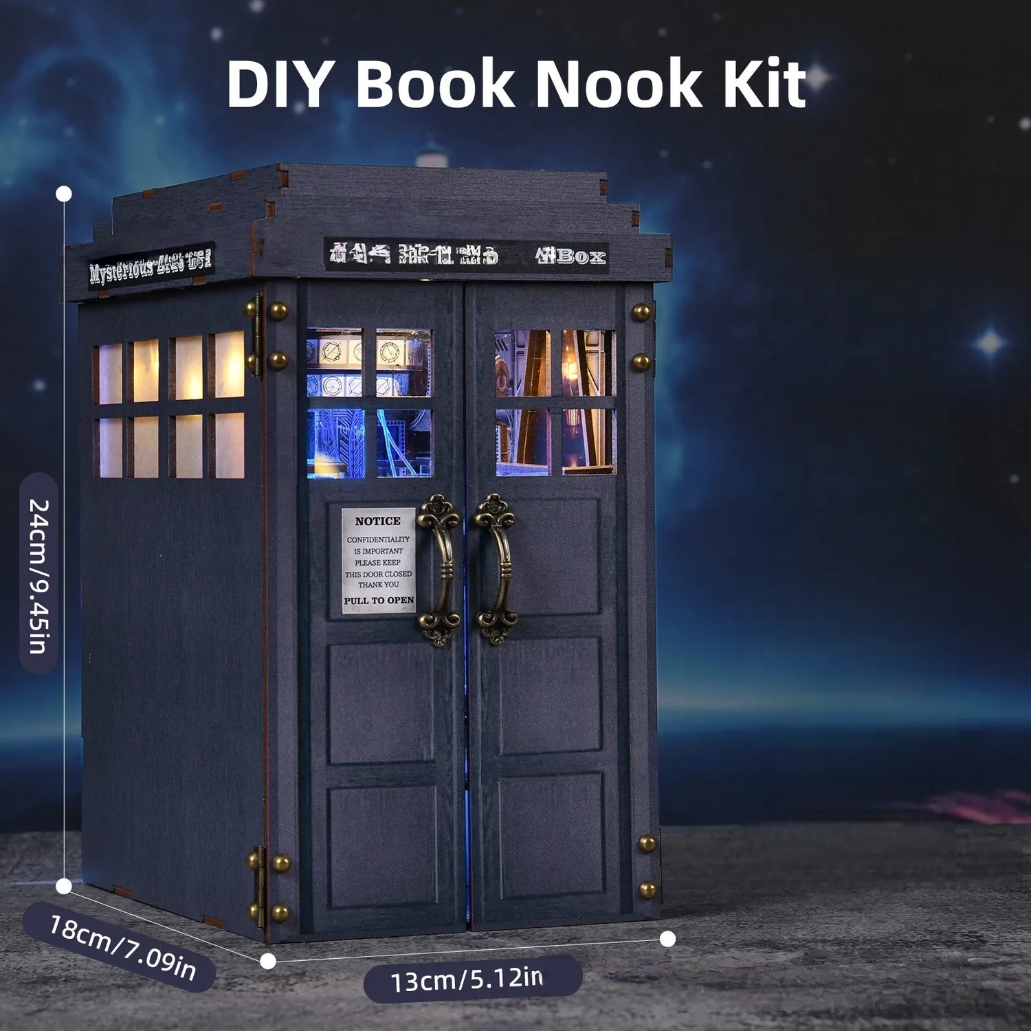 Maison Miniature - Mysterious Blue Box, un kit créatif pour construire un diorama miniature. Parfait pour décorer une bibliothèque ou comme cadeau original pour un amoureux des livres. Par Nookette.