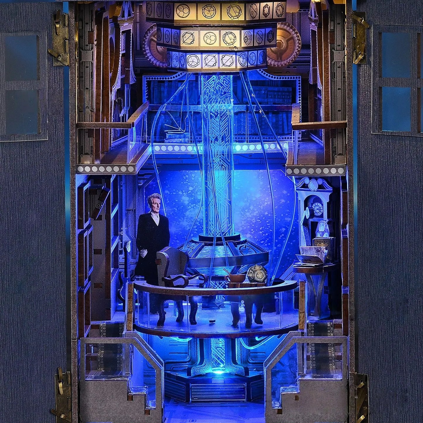 Maison Miniature - Mysterious Blue Box, un kit créatif pour construire un diorama miniature. Parfait pour décorer une bibliothèque ou comme cadeau original pour un amoureux des livres. Par Nookette.