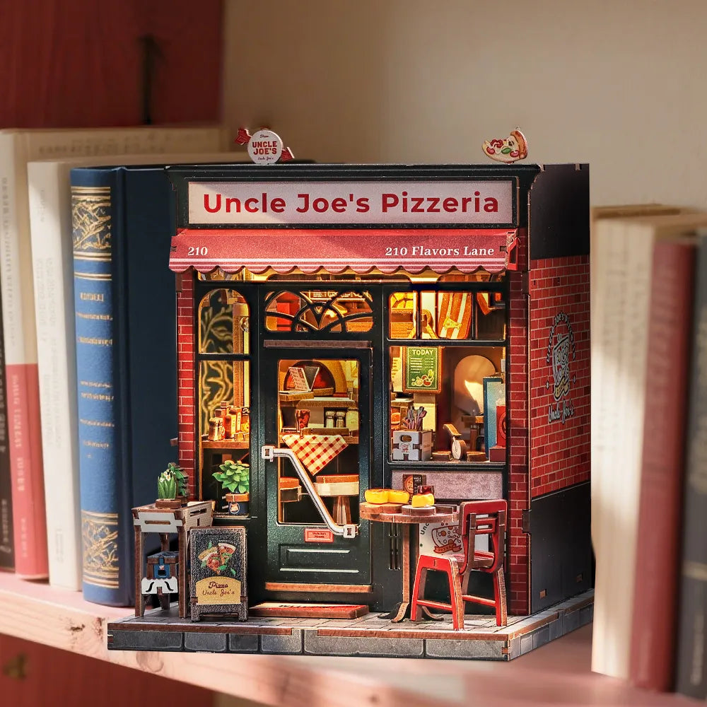 Maison Miniature - Uncle Joe's Pizzeria, un kit créatif pour construire un diorama miniature. Parfait pour décorer une bibliothèque ou comme cadeau original pour un amoureux des livres. Par Nookette.