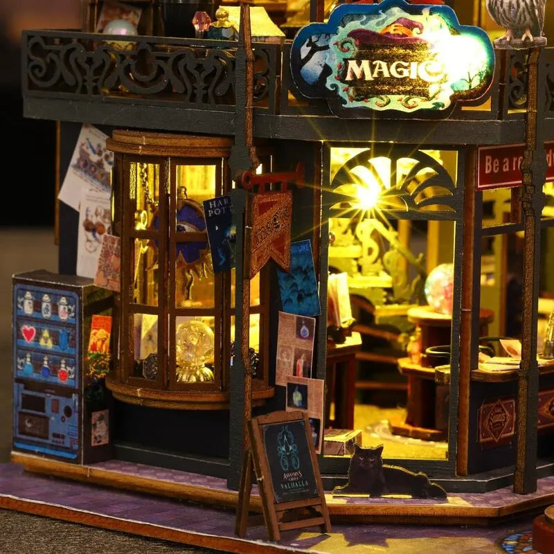 Maison Miniature - Holo Magic City, un kit créatif pour construire un diorama miniature. Parfait pour décorer une bibliothèque ou comme cadeau original pour un amoureux des livres. Par Nookette.