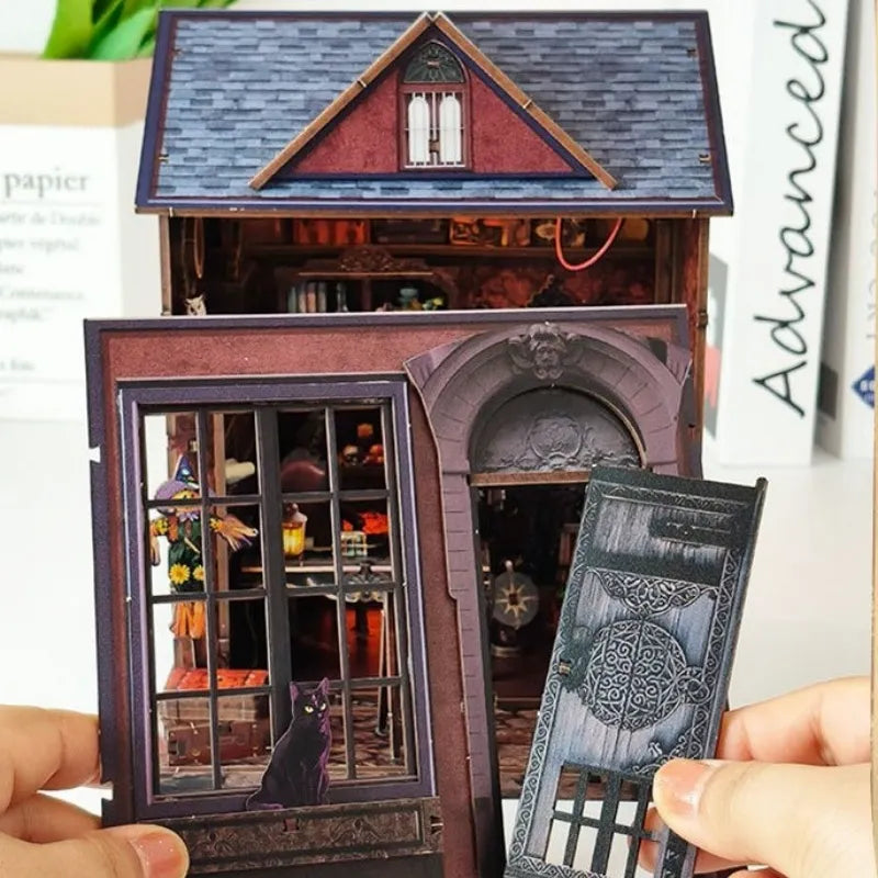 Maison Miniature - Dark Cabin, un kit créatif pour construire un diorama miniature. Parfait pour décorer une bibliothèque ou comme cadeau original pour un amoureux des livres. Par Nookette.