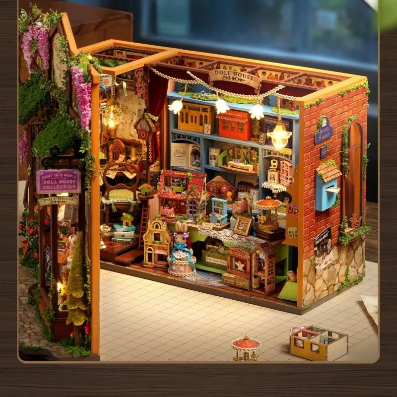 Maison Miniature - Dollhouse Shop, un kit créatif pour construire un diorama miniature. Parfait pour décorer une bibliothèque ou comme cadeau original pour un amoureux des livres. Par Nookette.