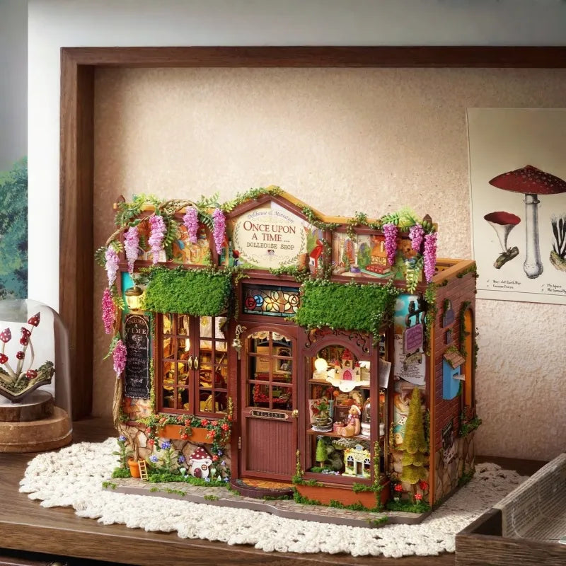 Maison Miniature - Dollhouse Shop, un kit créatif pour construire un diorama miniature. Parfait pour décorer une bibliothèque ou comme cadeau original pour un amoureux des livres. Par Nookette.