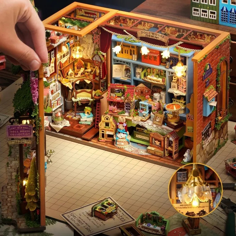 Maison Miniature - Dollhouse Shop, un kit créatif pour construire un diorama miniature. Parfait pour décorer une bibliothèque ou comme cadeau original pour un amoureux des livres. Par Nookette.