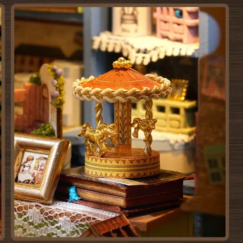 Maison Miniature - Dollhouse Shop, un kit créatif pour construire un diorama miniature. Parfait pour décorer une bibliothèque ou comme cadeau original pour un amoureux des livres. Par Nookette.